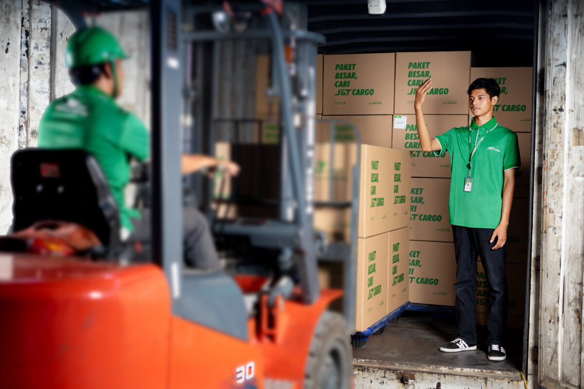 Keunggulan Kirim Barang Besar Lewat J&T Cargo Sleman